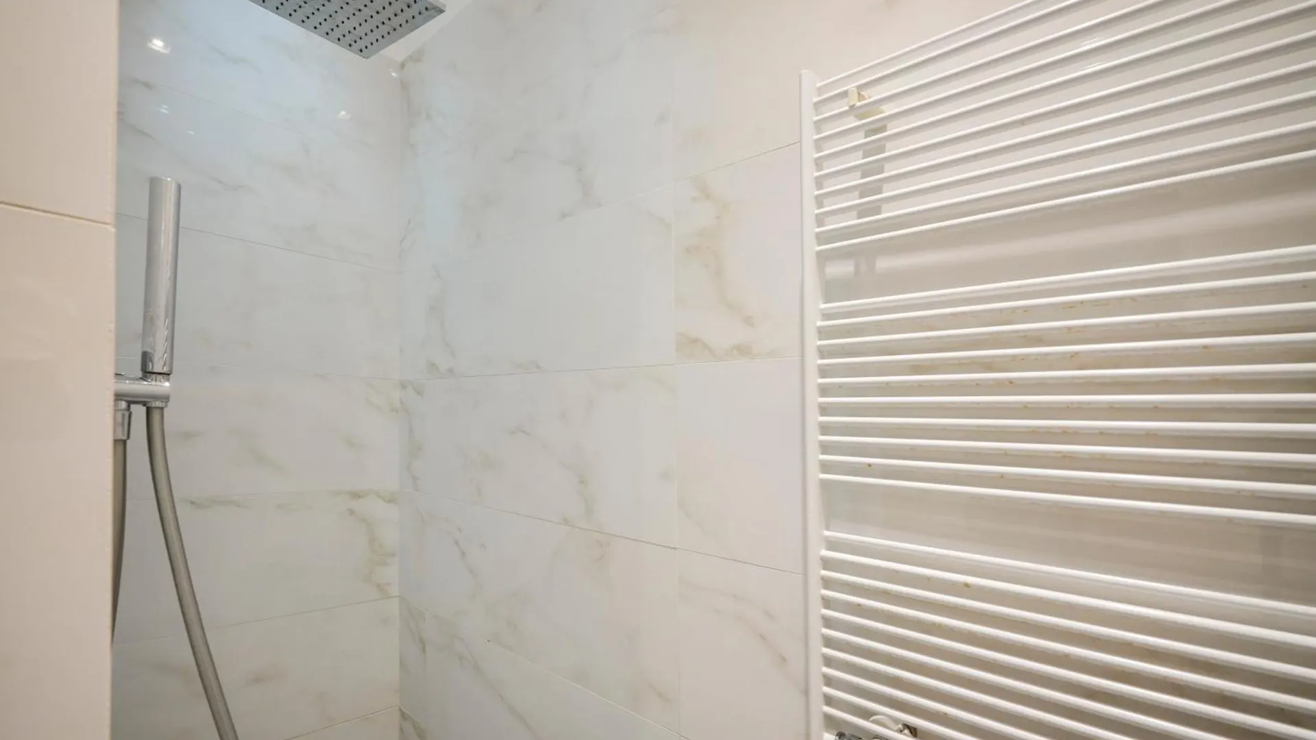 Gli Aquiloni Apartment - Steps From The Station Bari Italy