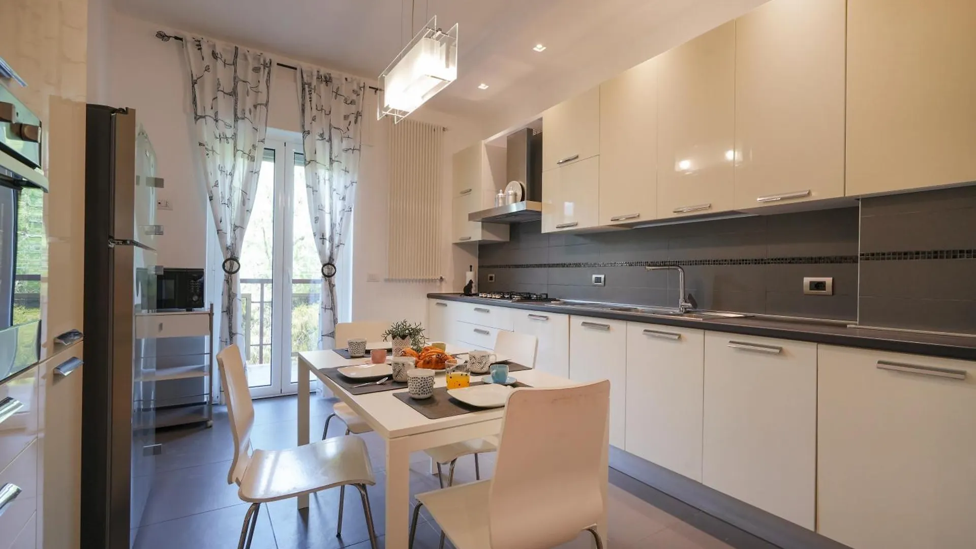 Gli Aquiloni Apartment - Steps From The Station Bari